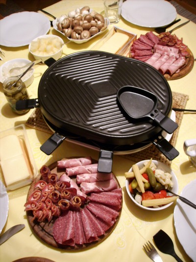 Raclette_with_all_the_trimmings.jpg